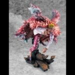 Figurine de Doflamingo portant un manteau en plumes roses et des lunettes de soleil en forme de tête de flamant rose, avec une pose dynamique et des détails colorés, fabriquée par MegaHouse.