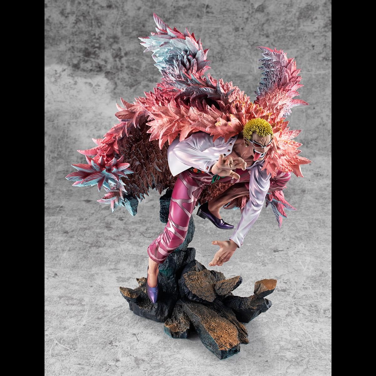 Figurine de Doflamingo portant un manteau en plumes roses et des lunettes de soleil en forme de tête de flamant rose, avec une pose dynamique et des détails colorés, fabriquée par MegaHouse.