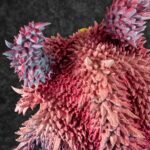 Figurine de Doflamingo portant un manteau en plumes roses et des lunettes de soleil en forme de tête de flamant rose, avec une pose dynamique et des détails colorés, fabriquée par MegaHouse.