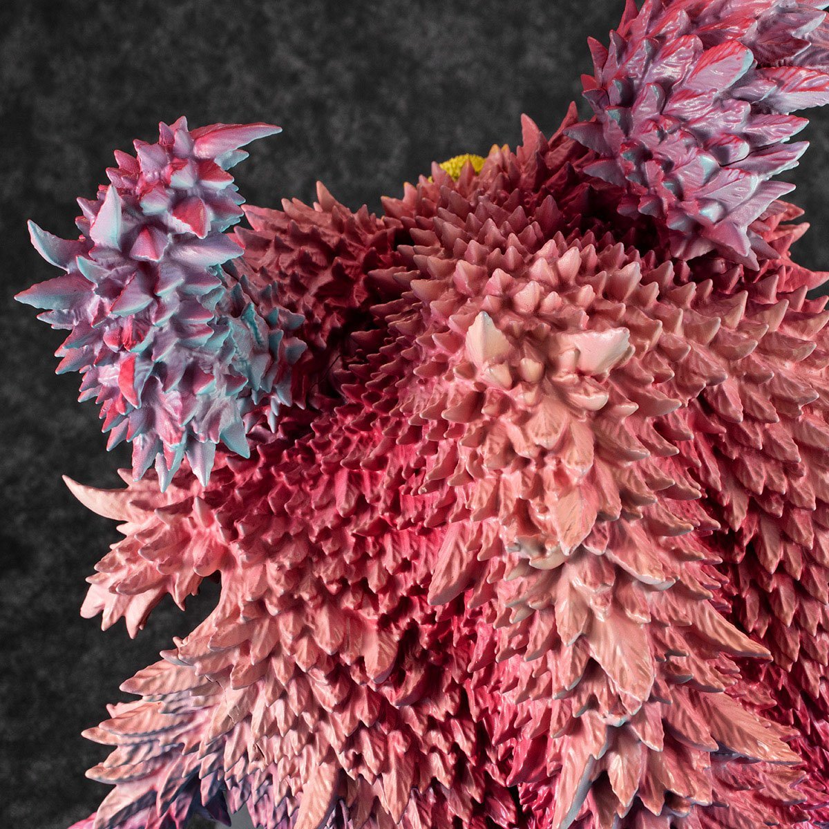 Figurine de Doflamingo portant un manteau en plumes roses et des lunettes de soleil en forme de tête de flamant rose, avec une pose dynamique et des détails colorés, fabriquée par MegaHouse.