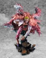 Figurine de Doflamingo portant un manteau en plumes roses et des lunettes de soleil en forme de tête de flamant rose, avec une pose dynamique et des détails colorés, fabriquée par MegaHouse.