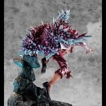 Figurine de Doflamingo portant un manteau en plumes roses et des lunettes de soleil en forme de tête de flamant rose, avec une pose dynamique et des détails colorés, fabriquée par MegaHouse.