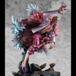 Figurine de Doflamingo portant un manteau en plumes roses et des lunettes de soleil en forme de tête de flamant rose, avec une pose dynamique et des détails colorés, fabriquée par MegaHouse.