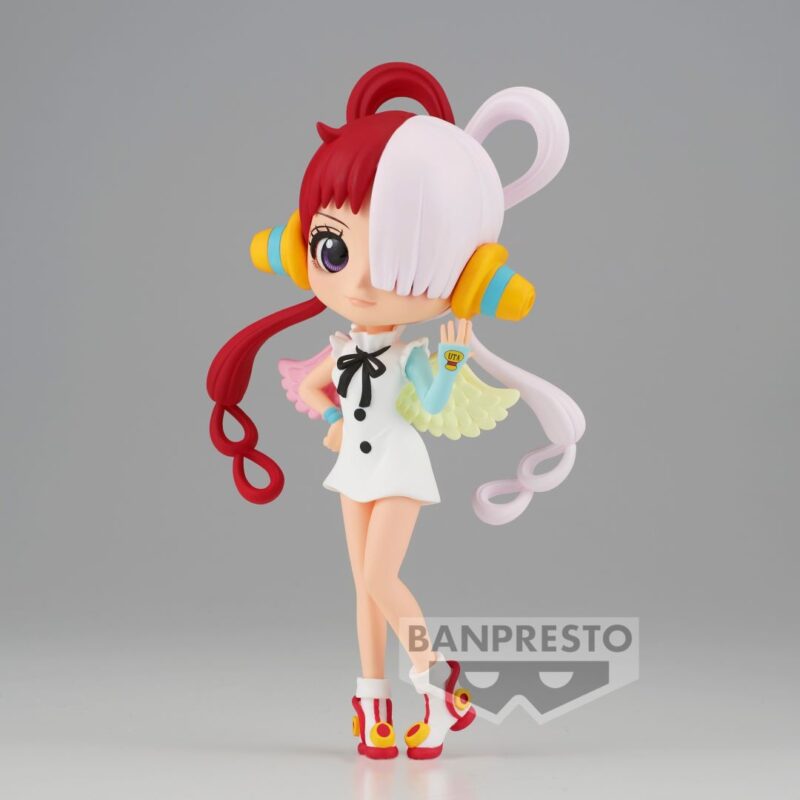 Figurine Q Posket d'Uta avec des cheveux rouge et blanc, vêtue d'une robe blanche et accompagnée d'ailes, dans une pose délicate, fabriquée par BANPRESTO.