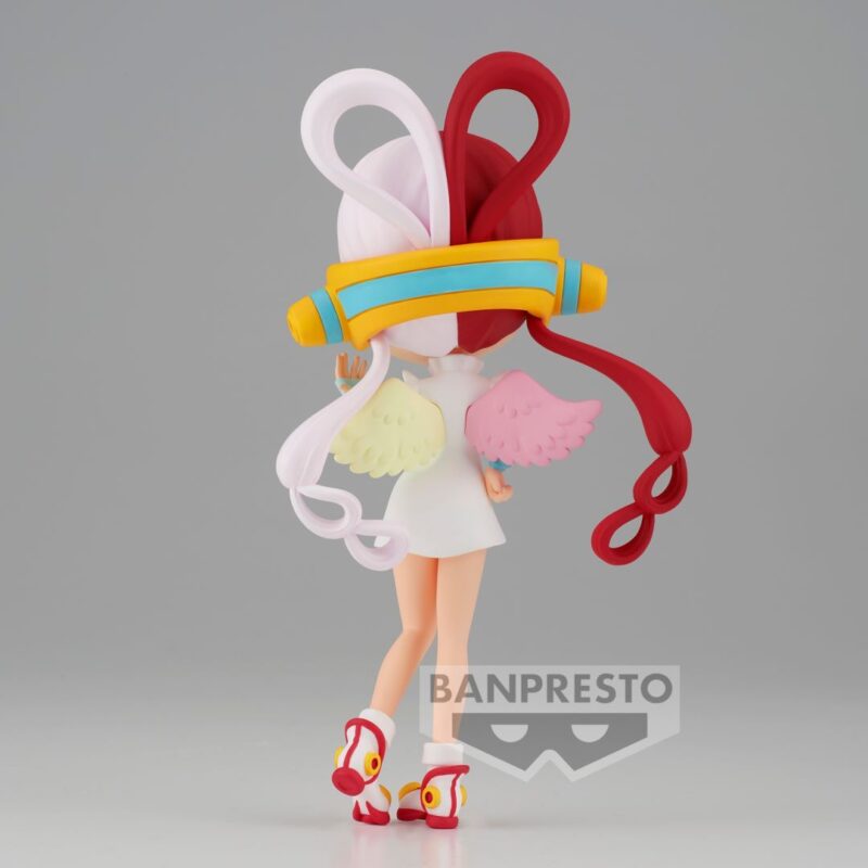 Figurine Q Posket d'Uta avec des cheveux rouge et blanc, vêtue d'une robe blanche et accompagnée d'ailes, dans une pose délicate, fabriquée par BANPRESTO.