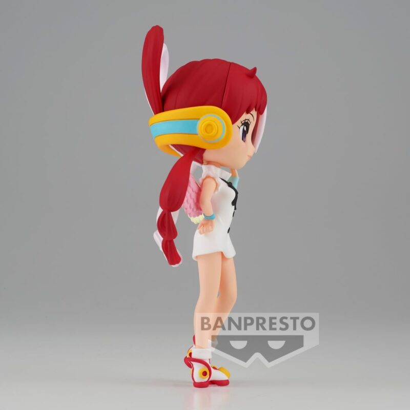Figurine Q Posket d'Uta avec des cheveux rouge et blanc, vêtue d'une robe blanche et accompagnée d'ailes, dans une pose délicate, fabriquée par BANPRESTO.
