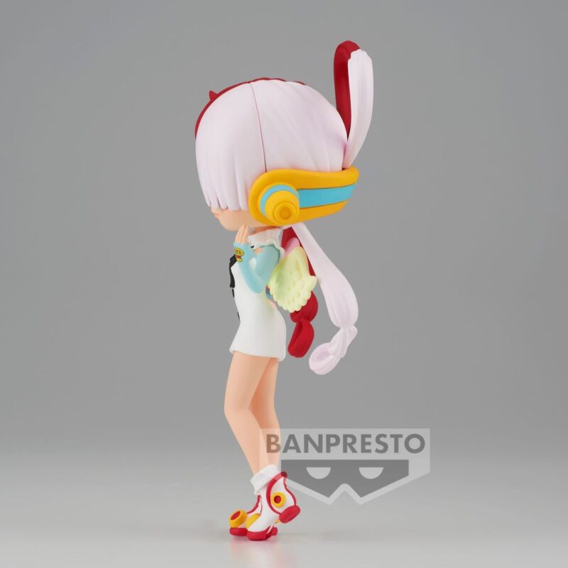 Figurine Q Posket d'Uta avec des cheveux rouge et blanc, vêtue d'une robe blanche et accompagnée d'ailes, dans une pose délicate, fabriquée par BANPRESTO.