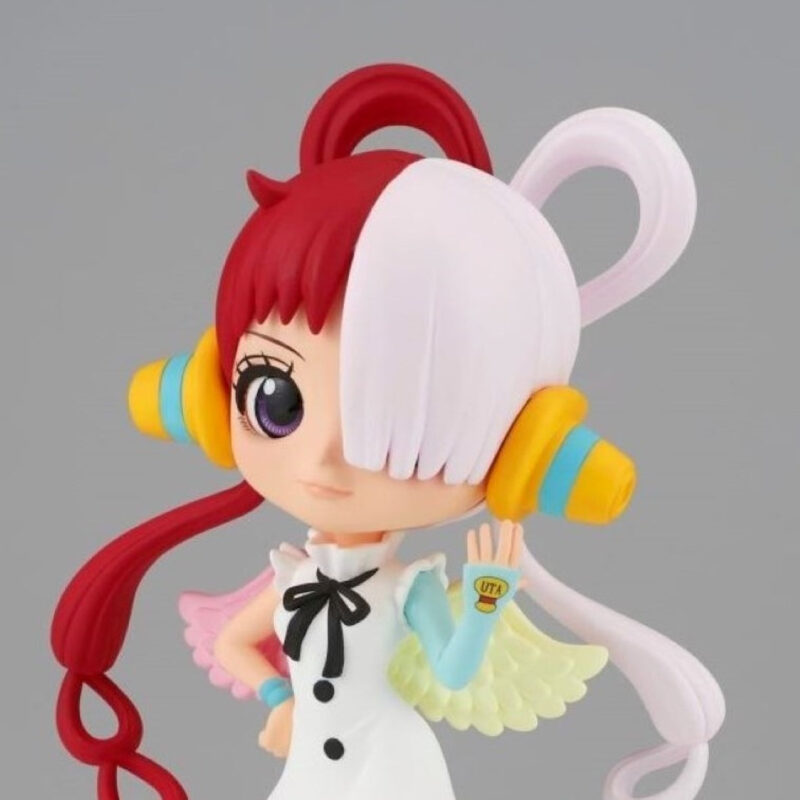 Figurine Q Posket d'Uta avec des cheveux rouge et blanc, vêtue d'une robe blanche et accompagnée d'ailes, dans une pose délicate, fabriquée par BANPRESTO.