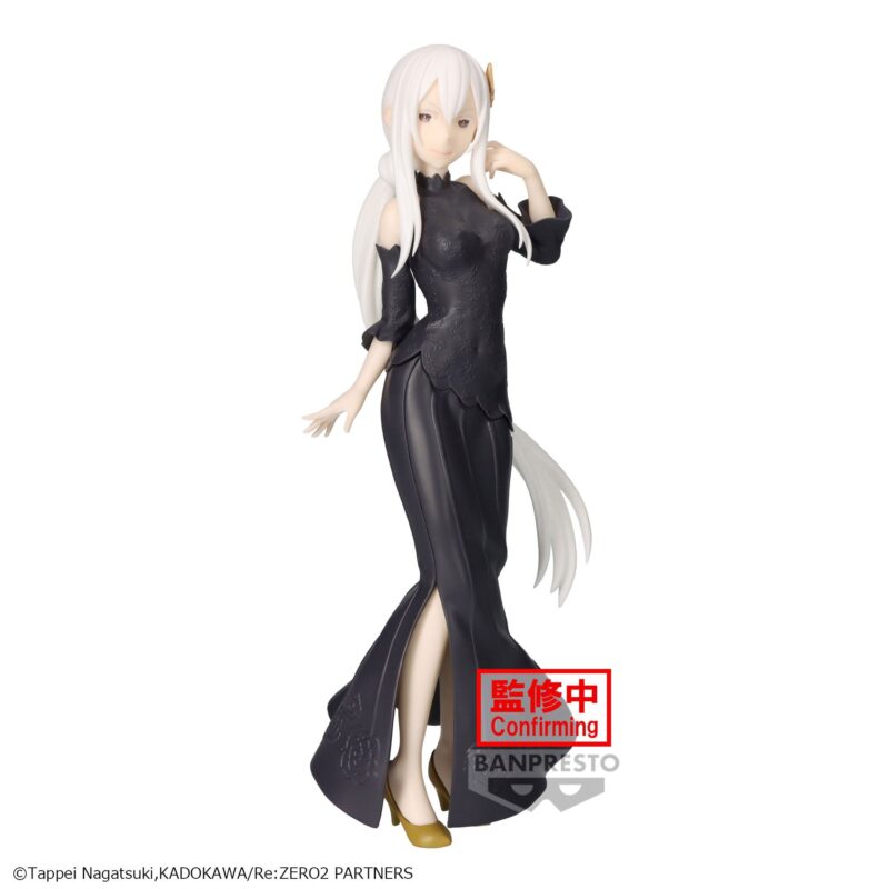 Vue 3/4 avant en plan d'ensemble de la figurine Glitter and Glamours d'Echidna de Re:Zero - Starting Life in Another World ajustant ses cheveux.