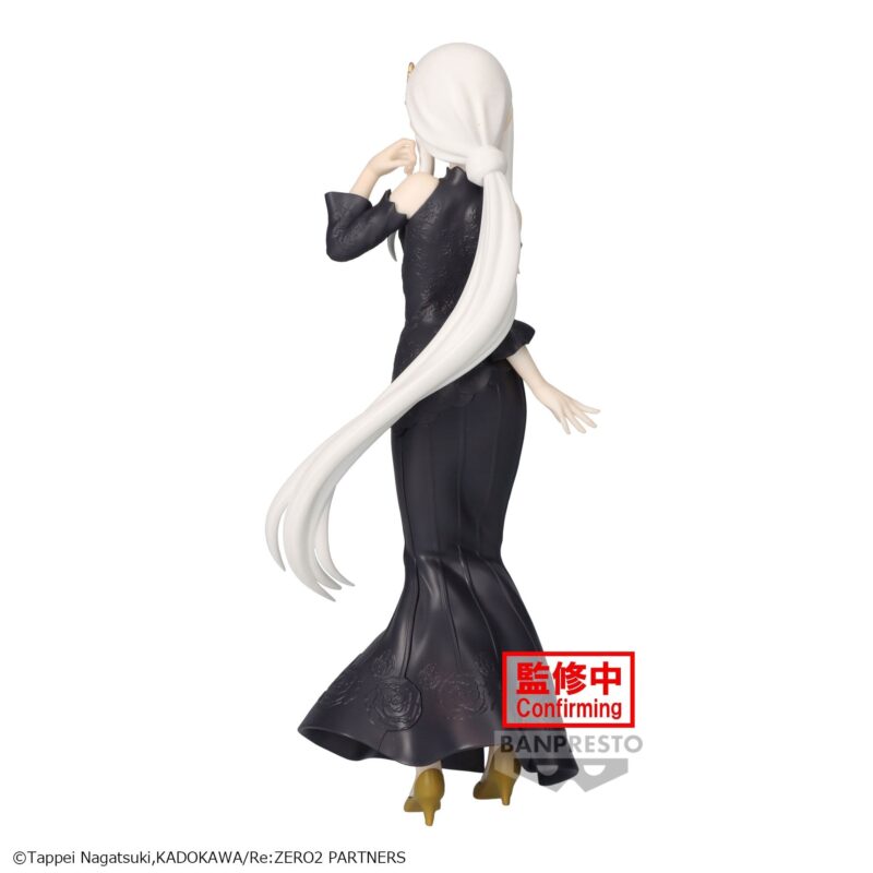 Vue 3/4 arrière en plan d'ensemble de la figurine d'Echidna de Re:Zero - Starting Life in Another World se tenant debout avec le bras gauche plié vers le haut.