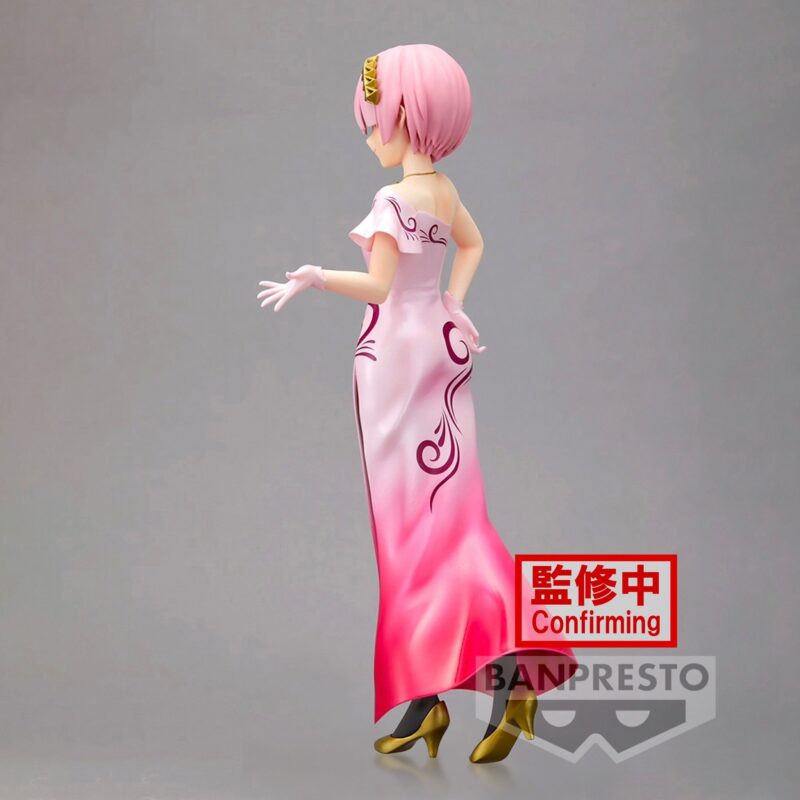Vue 3/4 arrière en plan d'ensemble de la figurine de Ram de Re:Zero - Starting Life in Another World se tenant avec élégance.