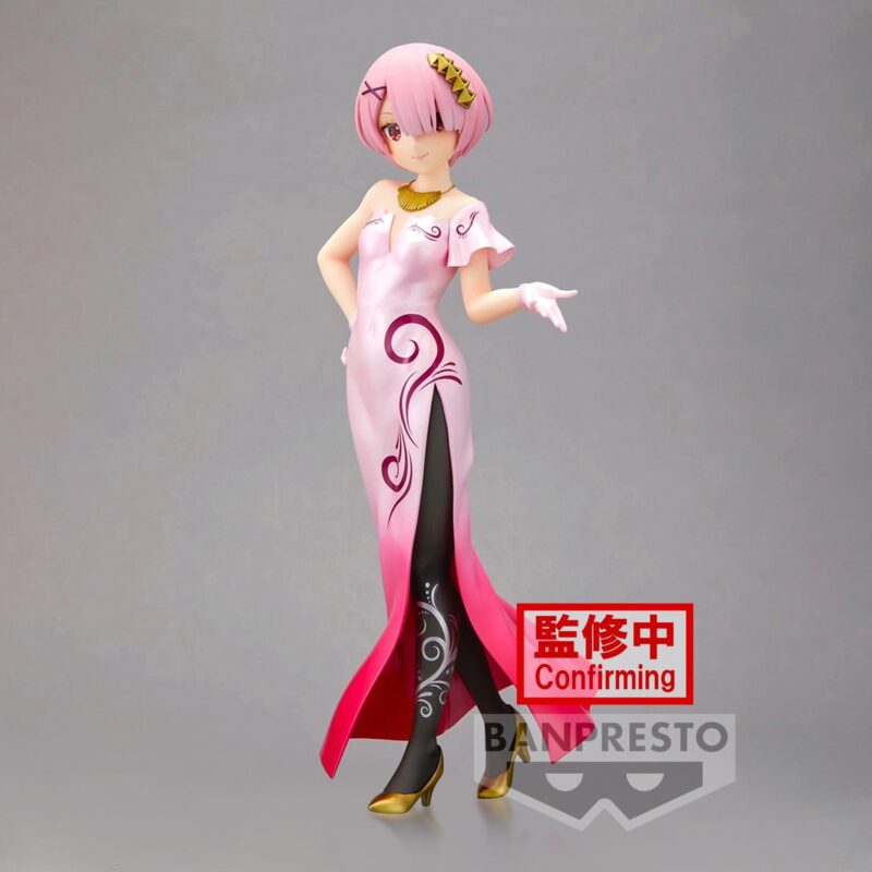 Vue 3/4 avant en plan d'ensemble de la figurine de Ram de Re:Zero - Starting Life in Another World se tenant avec assurance.