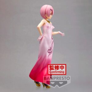 Vue de profil en plan d'ensemble de la figurine de Ram de Re:Zero - Starting Life in Another World avec la main sur la hanche et l'autre bras tendu.