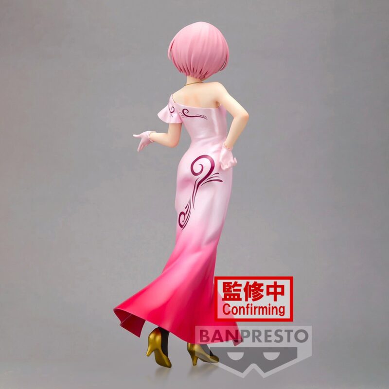 Vue 3/4 arrière en plan d'ensemble de la figurine de Ram de Re:Zero - Starting Life in Another World se tenant avec assurance.