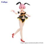 Vue 3/4 avant en plan d'ensemble de la Figure de Ram de Re:Zero - Starting Life in Another World avec le bras droit tendu.