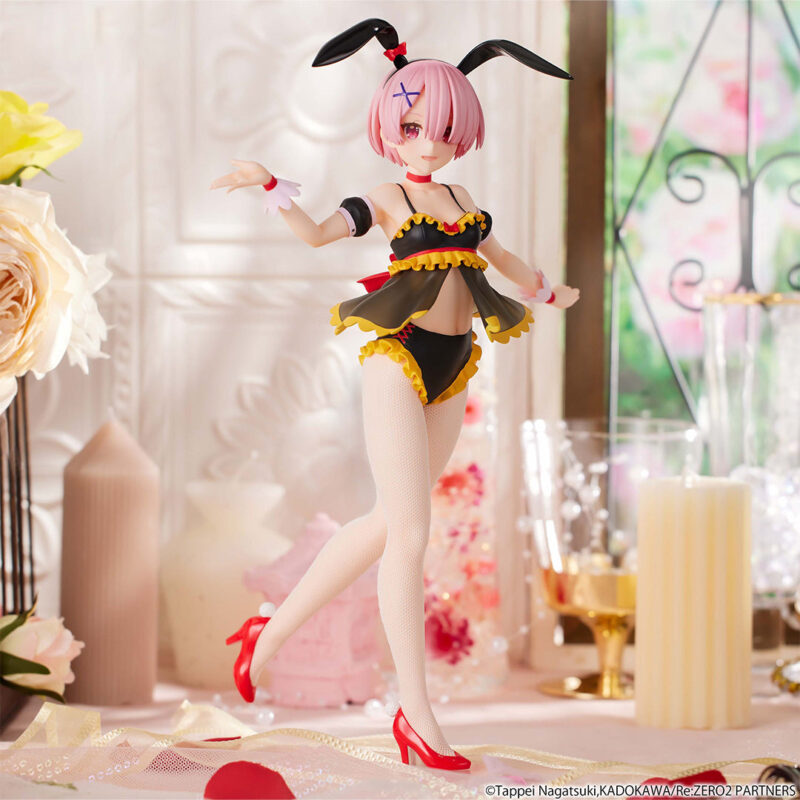 Vue 3/4 avant en plan d'ensemble de la figurine de Ram de Re:Zero - Starting Life in Another World en équilibre sur une jambe.