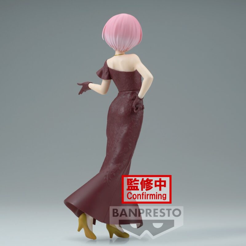 Vue 3/4 arrière en plan d'ensemble de la figurine de Ram de Re:Zero - Starting Life in Another World se tenant avec assurance.