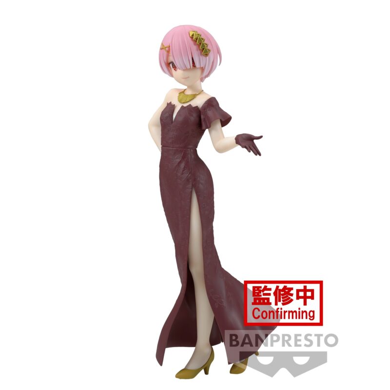 Vue 3/4 avant en plan d'ensemble de la figurine de Ram de Re:Zero - Starting Life in Another World se tenant en pose détendue.