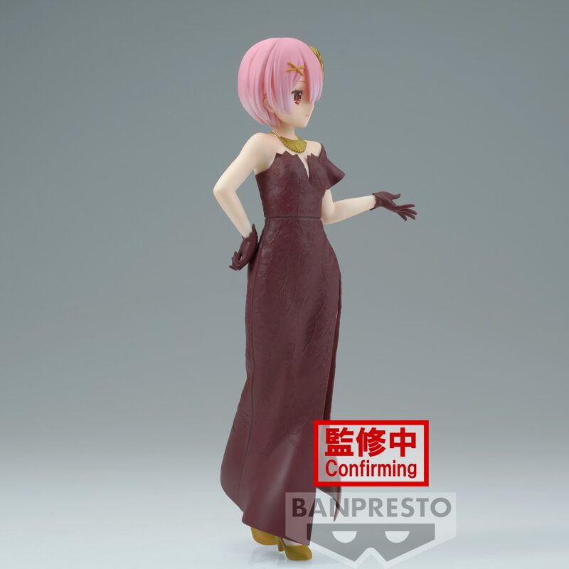 Vue latérale en plan d'ensemble de la figurine de Ram de Re:Zero - Starting Life in Another World avec la main sur la hanche.