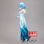 Vue latérale en plan d'ensemble de la figurine de Rem de Re:Zero - Starting Life in Another World effectuant un geste.