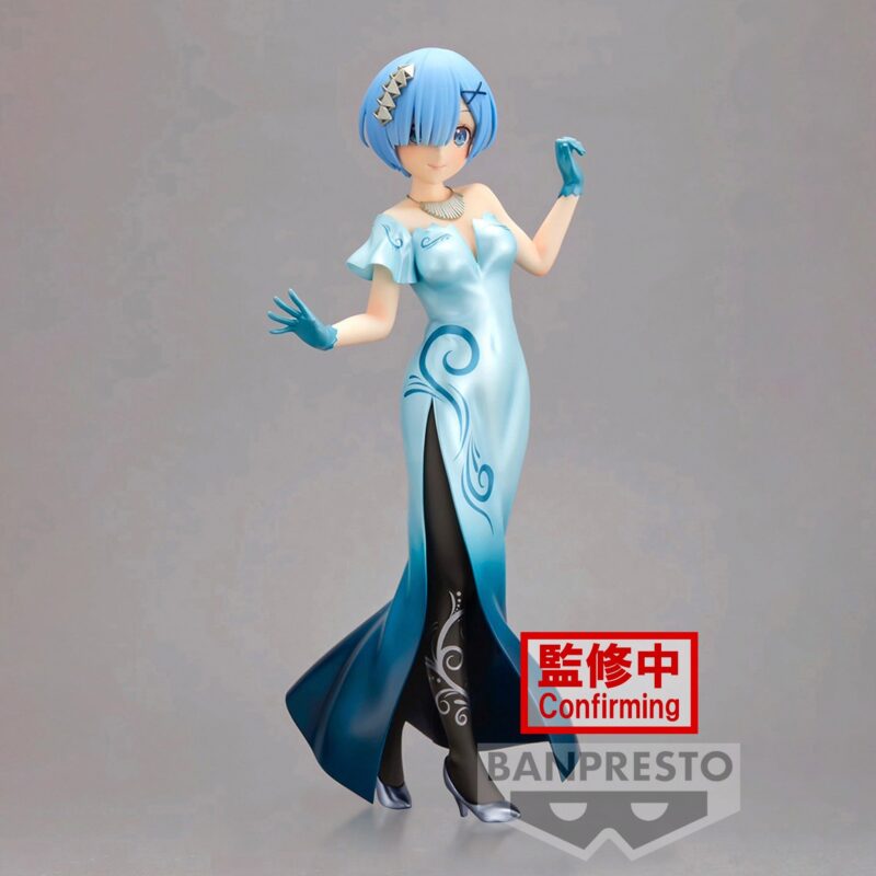 Vue 3/4 avant en plan d'ensemble de la figurine de Rem de Re:Zero - Starting Life in Another World les bras légèrement levés.