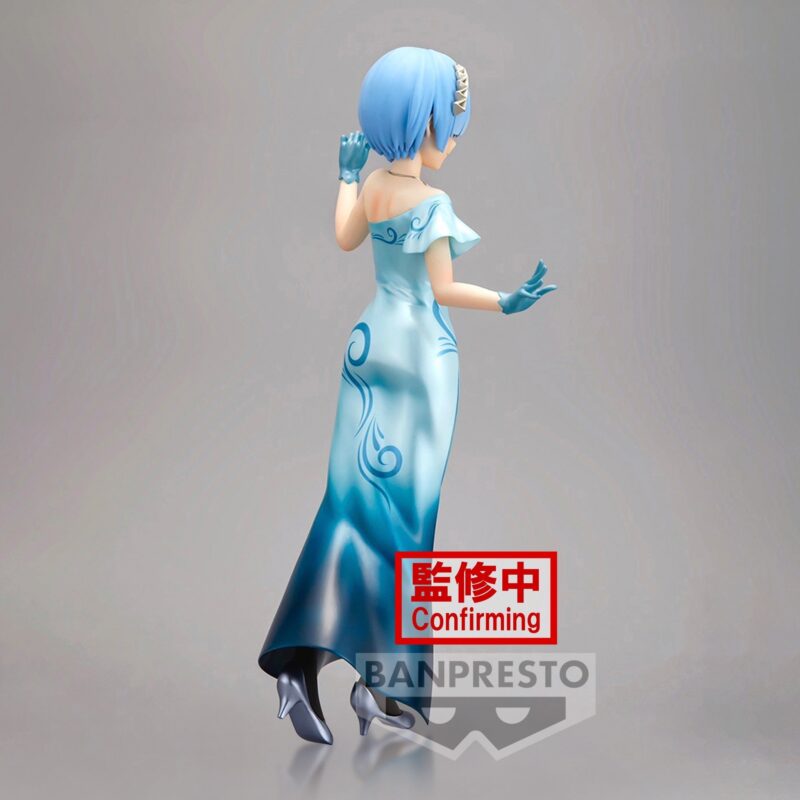 Vue 3/4 arrière en plan d'ensemble de la figurine Rem de Re:Zero - Starting Life in Another World.