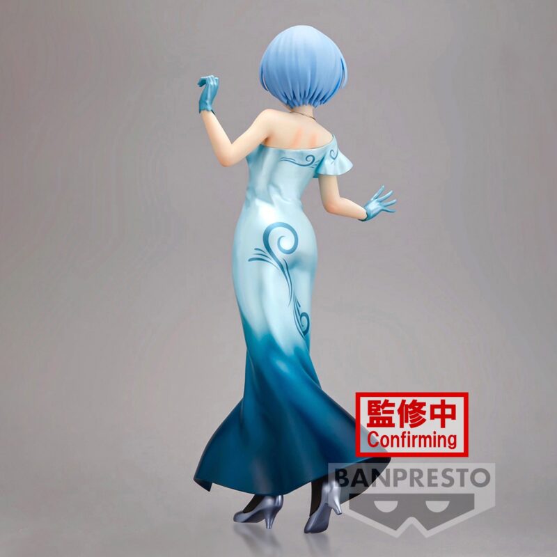 Vue 3/4 arrière en plan d'ensemble de la figurine Rem de Re:Zero - Starting Life in Another World effectuant un geste délicat.