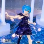 re-zero-figurine-rem-banpresto-dianacht-couture_11 Vue 3/4 avant en plan d'ensemble de la figurine de Rem de Re:Zero - Starting Life in Another World se tenant avec élégance.