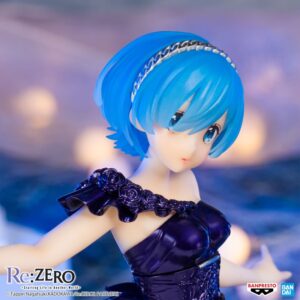 Gros plan de la figurine de Rem de Re:Zero - Starting Life in Another World, la tête légèrement inclinée.