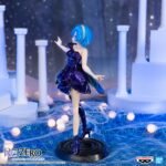re-zero-figurine-rem-banpresto-dianacht-couture_9 Vue 3/4 avant en plan d'ensemble de la figurine Rem de Re:Zero - Starting Life in Another World avec le bras droit tendu et le bras gauche étendu vers l'arrière.