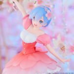 Vue 3/4 avant en plan moyen de la figurine de Rem de Re:Zero - Starting Life in Another World Cherry Blossom Ver levant le bras gauche avec joie.