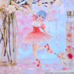 Vue 3/4 avant en plan d'ensemble de la figurine de Rem de Re:Zero - Starting Life in Another World Cherry Blossom Ver dans une pose de ballet.