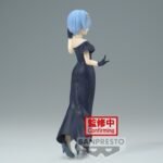 re-zero-figurine-rem-glitter-and-glamours_4 Vue 3/4 arrière en plan d'ensemble de la figurine de Rem de Re:Zero - Starting Life in Another World se tenant debout.