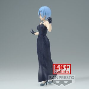 Vue de profil en plan d'ensemble de la Figure de Rem de Re:Zero - Starting Life in Another World levant le bras gauche.