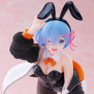 Vue diagonale ascendante en plan d'ensemble de la figurine de Rem de Re:Zero - Starting Life in Another World touchant sa tête.