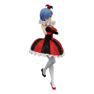 Vue 3/4 avant en plan d'ensemble de la figurine de Rem de Re:Zero - Starting Life in Another World se tenant debout bras croisés.