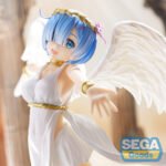 Vue 3/4 avant en plan moyen de la figurine de Rem de Re:Zero - Starting Life in Another World les bras écartés.