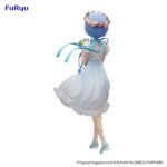 re-zero-figurine-rem-trio-try-it-bridesmaid_11 Vue 3/4 arrière en plan d'ensemble de la figurine de Rem de Re:Zero - Starting Life in Another World tenant une couronne de fleurs.