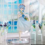 re-zero-figurine-rem-trio-try-it-bridesmaid_3 Vue de face en plan d'ensemble de la figurine de Rem de Re:Zero - Starting Life in Another World tenant un bouquet.