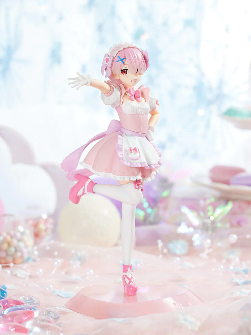 Vue 3/4 avant en plan d'ensemble de la figurine de Ram Yumekawa Maid de Re:Zero - Starting Life in Another World dans une pose de danse.