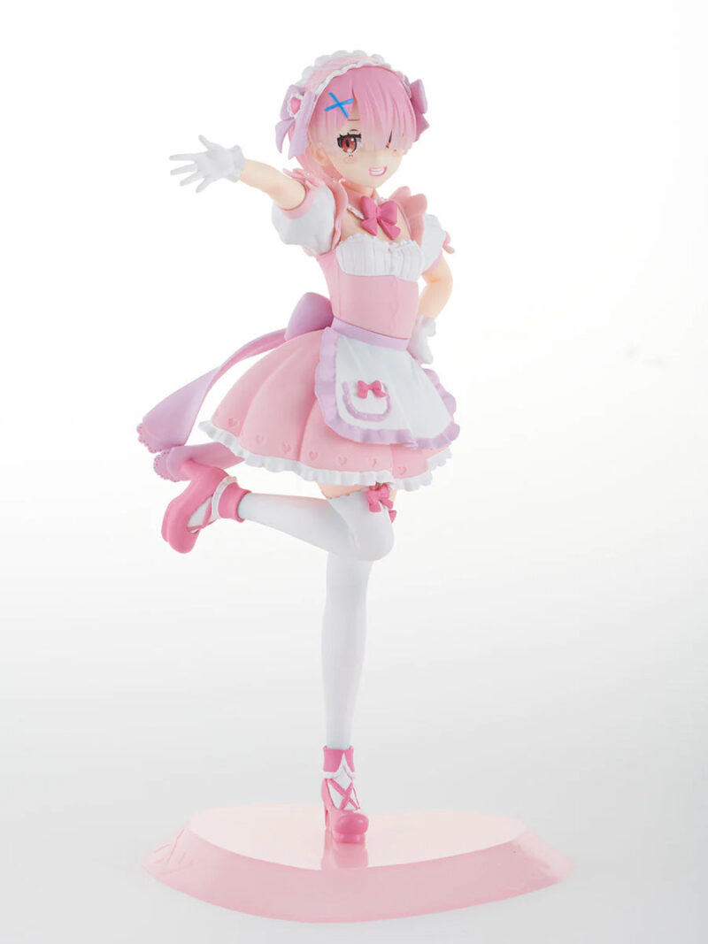 Vue 3/4 avant en plan d'ensemble de la figurine Yumekawa Maid de Ram de Re:Zero - Starting Life in Another World se tenant sur une jambe.