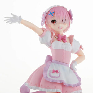 Vue 3/4 avant en plan moyen de la figurine de Ram Yumekawa Maid de Re:Zero - Starting Life in Another World avec un bras tendu et l'autre main sur la hanche.