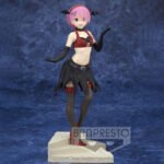 Vue 3/4 avant en plan d'ensemble de la figurine Monster Motions de Ram de Re:Zero - Starting Life in Another World se tenant debout avec une main levée.