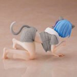 Vue 3/4 arrière en plan d'ensemble de la figurine de Rem de Re:Zero à genoux.