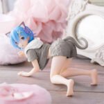 Vue 3/4 avant en plan d'ensemble de la figurine de Rem de Re:Zero - Starting Life in Another World à quatre pattes.