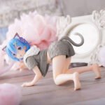 Vue diagonale en plan d'ensemble de la figurine de Rem de Re:Zero - Starting Life in Another World en tenue de chambre à thème de chat.