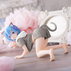 Vue diagonale en plan d'ensemble de la figurine de Rem de Re:Zero - Starting Life in Another World en tenue de chambre à thème de chat.