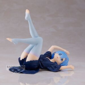 Vue en contre-plongée de la figurine de Rem allongée, jambes levées, en pyjama bleu et bas clairs.