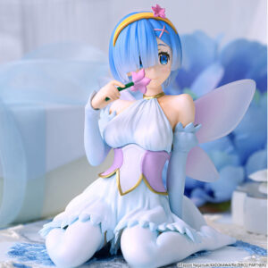 Vue 3/4 avant en plan moyen de la figurine de Rem de Re:Zero - Starting Life in Another World tenant une fleur près de son visage.