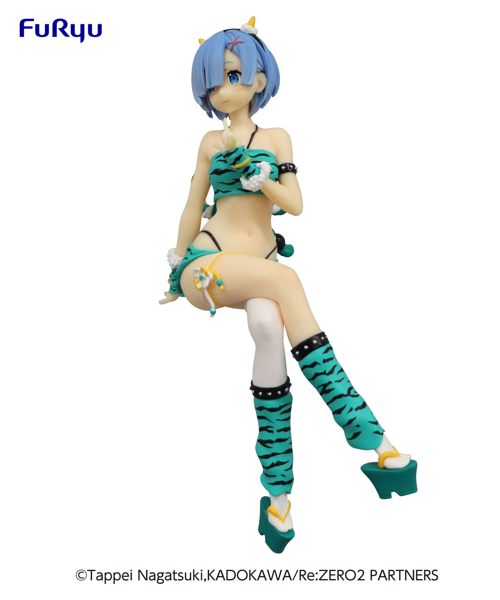 Vue 3/4 avant en plan d'ensemble de la Figure de Rem de Re:Zero - Starting Life in Another World assise jambes croisées.